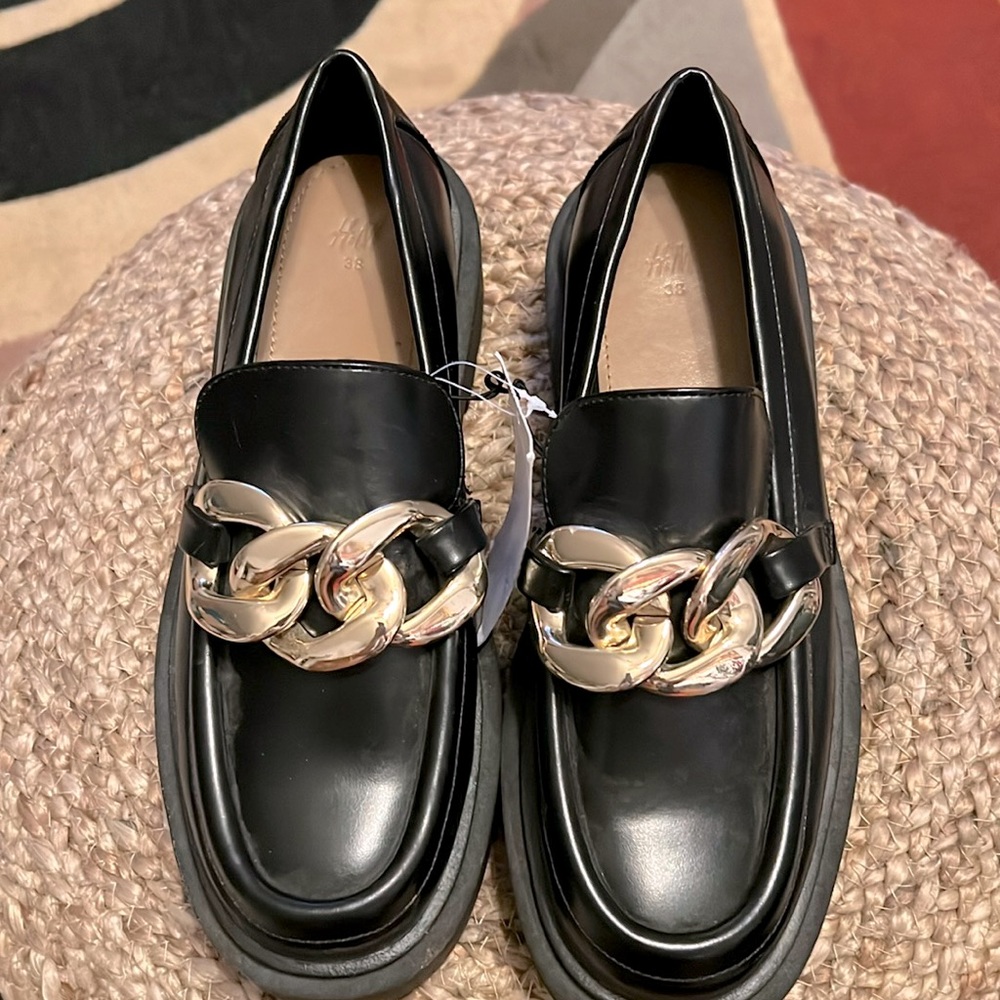 NWT Hm chain detail chunky loafer. size 7 but fit a little bigger.